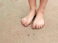 Feet - Lena D + Dina - 2008-08-04 Barefoot trip to Mytishi