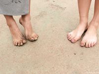 Feet - Lena D + Dina - 2008-08-04 Barefoot trip to Mytishi