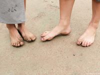 Feet - Lena D + Dina - 2008-08-04 Barefoot trip to Mytishi