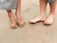 Feet - Lena D + Dina - 2008-08-04 Barefoot trip to Mytishi