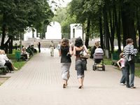 Feet - Lena D + Dina - 2008-08-04 Barefoot trip to Mytishi