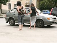 Feet - Lena D + Dina - 2008-08-04 Barefoot trip to Mytishi