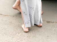 Feet - Lena D + Dina - 2008-08-04 Barefoot trip to Mytishi