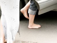 Feet - Lena D + Dina - 2008-08-04 Barefoot trip to Mytishi