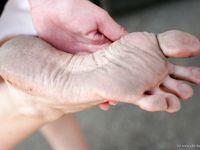 Feet - Lena D - 2009-03-31 Barefoot in metro & sexy soles in the city