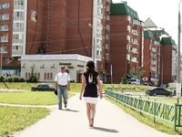 Feet - Lena D - 2009-03-31 Barefoot in metro & sexy soles in the city