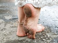 Feet - Lena H - 2018-06-04 Torn sandals