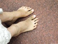 Feet - Lena H - 2018-06-04 Torn sandals