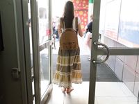 Feet - Lena H - 2018-06-04 Torn sandals