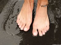 Feet - Liza C - 2017-12-08 Barefoot in the wet street