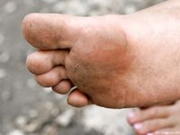 Feet - Luisa + Lena E - 2008-04-03 Naughty barefoot girls