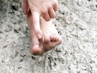 Feet - Luisa + Lena E - 2008-04-03 Naughty barefoot girls