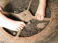 Feet - Luisa + Lena E - 2008-04-03 Naughty barefoot girls