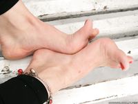 Feet - Luisa A + Nastya C - 2012-03-03 Two shivering girls
