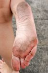 Feet - Maggie - 2009-11-26 Sunny girl with dirty soles