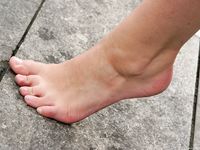 Feet - Maggie - 2009-11-26 Sunny girl with dirty soles