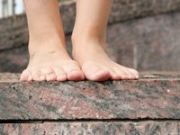 Feet - Maggie - 2009-11-26 Sunny girl with dirty soles