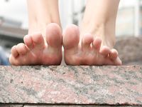 Feet - Maggie - 2009-11-26 Sunny girl with dirty soles