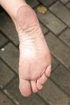 Feet - Maggie - 2009-11-26 Sunny girl with dirty soles
