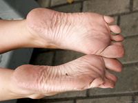 Feet - Maggie - 2009-11-26 Sunny girl with dirty soles