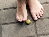 Feet - Maggie - 2009-11-26 Sunny girl with dirty soles