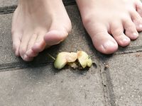 Feet - Maggie - 2009-11-26 Sunny girl with dirty soles