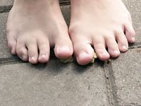 Feet - Maggie - 2009-11-26 Sunny girl with dirty soles