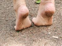 Feet - Maggie - 2009-11-26 Sunny girl with dirty soles