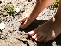 Feet - Maggie - 2009-11-26 Sunny girl with dirty soles