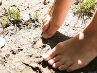 Feet - Maggie - 2009-11-26 Sunny girl with dirty soles