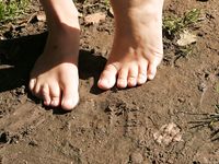 Feet - Maggie - 2009-11-26 Sunny girl with dirty soles