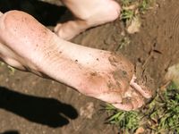 Feet - Maggie - 2009-11-26 Sunny girl with dirty soles