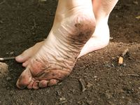 Feet - Maggie - 2009-11-26 Sunny girl with dirty soles