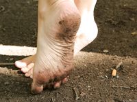 Feet - Maggie - 2009-11-26 Sunny girl with dirty soles