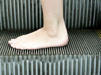 Feet - Maggie - 2009-11-26 Sunny girl with dirty soles