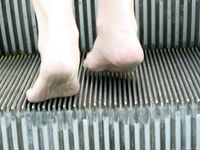 Feet - Maggie - 2009-11-26 Sunny girl with dirty soles