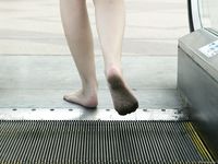 Feet - Maggie - 2009-11-26 Sunny girl with dirty soles