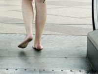 Feet - Maggie - 2009-11-26 Sunny girl with dirty soles