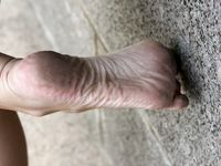 Feet - Maggie - 2009-11-26 Sunny girl with dirty soles