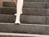 Feet - Maggie - 2009-11-26 Sunny girl with dirty soles
