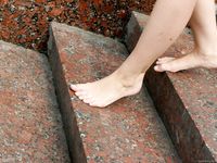 Feet - Maggie - 2009-11-26 Sunny girl with dirty soles