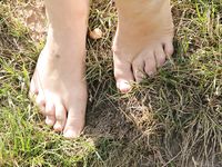 Feet - Maggie - 2009-11-26 Sunny girl with dirty soles
