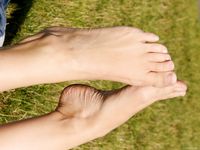 Feet - Maggie - 2009-11-26 Sunny girl with dirty soles