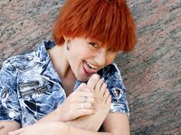 Feet - Maggie - 2009-11-26 Sunny girl with dirty soles