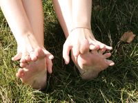 Feet - Maggie - 2009-11-26 Sunny girl with dirty soles