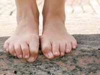 Feet - Maggie - 2009-11-26 Sunny girl with dirty soles