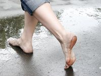 Feet - Maria - 2004-02-27 Barefooted in the megapolis