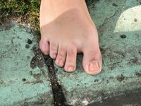 Feet - Maria D - 2014-04-04 Slender girl in shorts