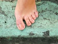 Feet - Maria D - 2014-04-04 Slender girl in shorts