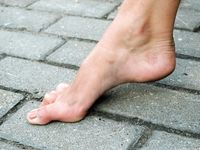 Feet - Maria D - 2014-04-04 Slender girl in shorts